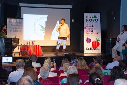 Pol Huisman durante una charla en el encuentro de cannabis terapéutico