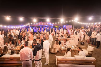 La fiesta se prolongó durante la noche y los invitados se movieron al ritmo de los hits que pasó el dj.