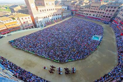 La fiesta tradicional de Siena reúne multitudes en la Plaza del campo. Gentileza del Consorzio per la Tutela del Palio di Siena.