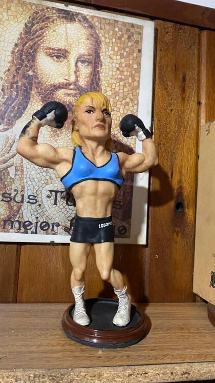 La figura de Alejandra que Jesús tiene en su repisa en honor a su hermana