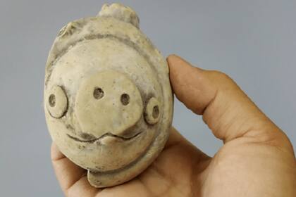 La figura de arcilla que tiene más de tres mil años de antigüedad llamó la atención en redes sociales debido a su impresionante parecido con un personaje del videojuego Andry Birds