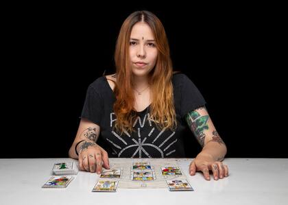 “La figura de bruja hoy volvió para quedarse", dice Laura Duque (23), gastronómica y practicante del tarot