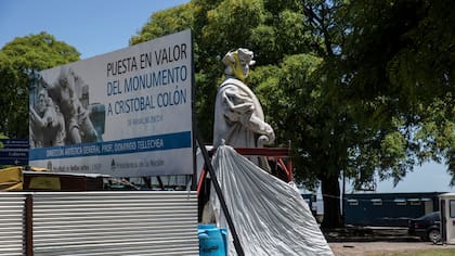 La figura de Colón y otras piezas de la escultura, a la espera de ser emplazadas frente al Aeroparque