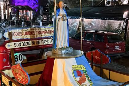 La figura de Eva Perón entronizada como una virgen que será trasladada por las calles porteñas del Casco Histórico