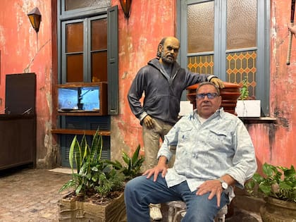 La figura de Fontanarrosa convive con quienes lo frecuentaron: su presencia permanece en el bar como parte de la vida cotidiana