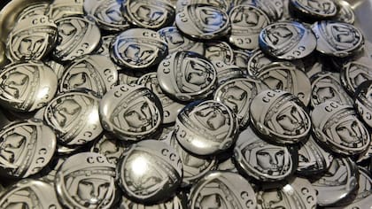 La figura de Gagarin ha sido usada en diversos objetos, como insignias.