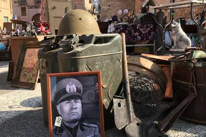 La figura de il Duce, eje de un polémico suceso literario que podría derivar en serie televisiva, provoca hoy un interés ambiguo entre los italianos, que oscila entre la repulsa y la fascinación. En la imagen, un retrato de Mussolini en venta entre las antigüedades de un mercado de pulgas en Soave,