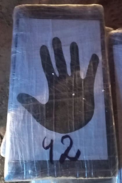 La figura de la mano negra