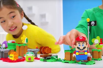 La figura de Mario tiene una cámara en la base, que permite determinar el color de la pieza sobre la que está parado; también tiene pantallas en los ojos para modificar su expresión