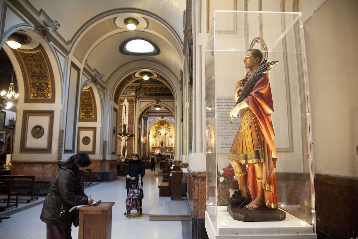 La figura de San Expedito y la nave de la iglesia, tras la refacción