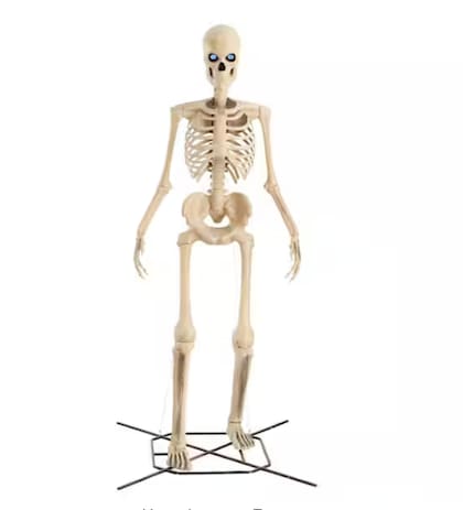 La figura de Skelly mide 12 pies de alto y pesa 85 libras (homedepot.com)