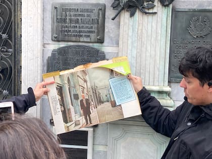 “La figura de sus antepasados son centrales para ir creando la narrativa borgeana de su vida, pero a esto le sumamos su satélite de amistades que fueron haciendo de Jorge Luis la figura en quien finalmente se convirtió", cuenta Mecca