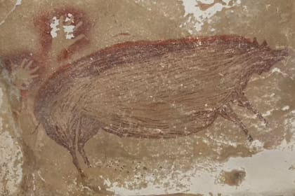 La figura de un cerdo verrugoso descubierto en Indonesia tiene al menos 45.500 años