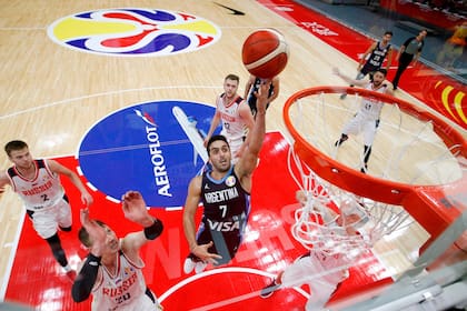 La figura del partido, Facundo Campazzo convirtiendo uno de los dobles definitivos del partido.