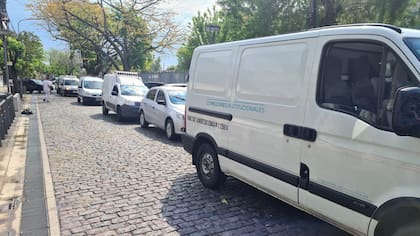 La fila de 12 autos para repartir los pedidos del día de la madre, en 2020