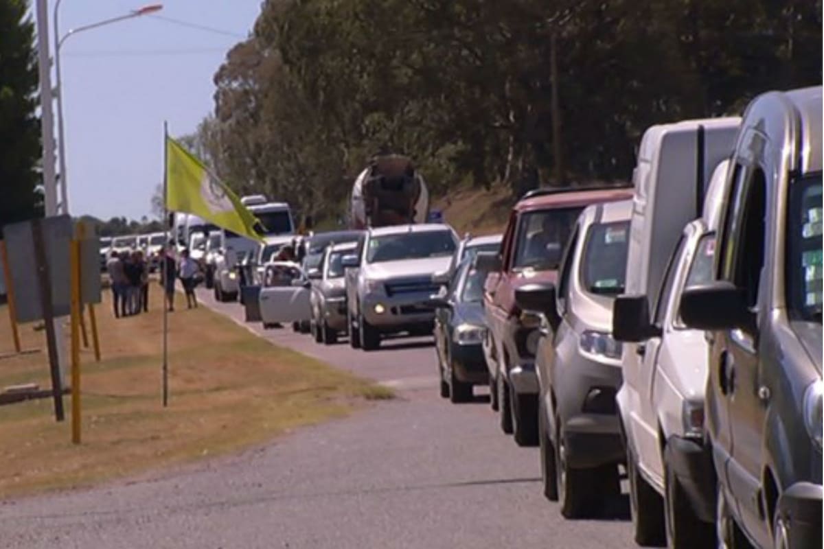 La fila de los vehículos para ingresar a la ciudad balnearia parece contradecir el contexto de emergencia sanitaria que existe por la pandemia del Covid-19