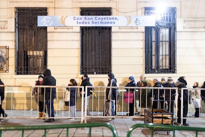 La fila de peregrinos en el santuario de Liniers