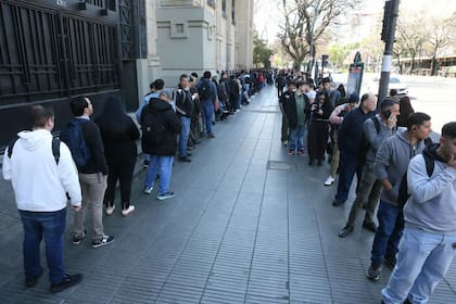 La fila de personas, a mano y contramano, sobre la vereda de la Avenida Santa Fe