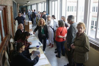 La fila en una de las mesas de la Escuela N°2, en Lanús Este