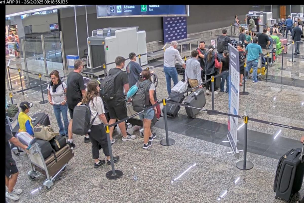 La fila para pasar las valijas por los escáners que eludió la pasajera del vuelo privado