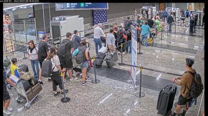 La fila para pasar las valijas por los escáners que eludió la pasajera del vuelo privado