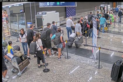 La fila para pasar las valijas por los escáners que eludió la pasajera del vuelo privado