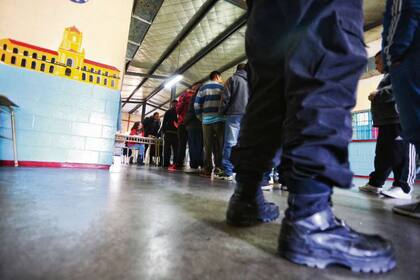 La fila para votar en la Unidad 48 de San Martín