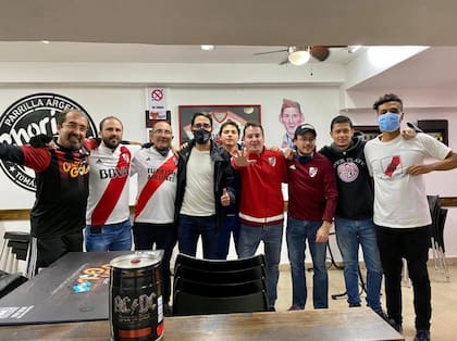 La filial de Quito, reducida por la pandemia: se juntan en una parilla argentina