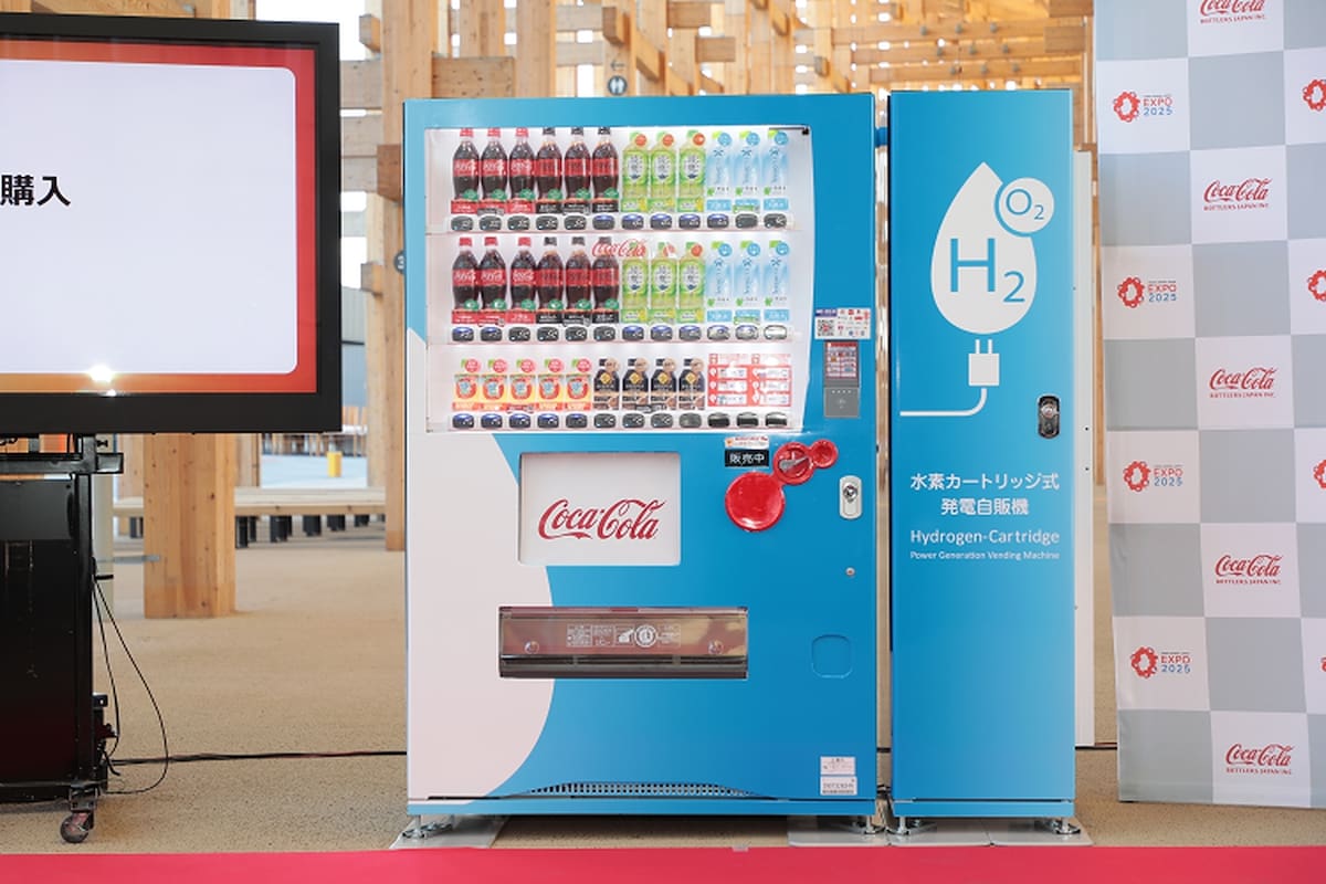 La filial japonesa de Coca-Cola presentó una expendedora de latas de gaseosa que no se enchufa: usa hidrógeno como fuente de energía para la heladera