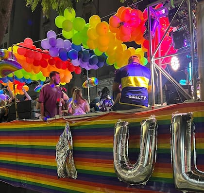 La final de la Copa Libertadores se hizo presente en la Marcha del Orgullo