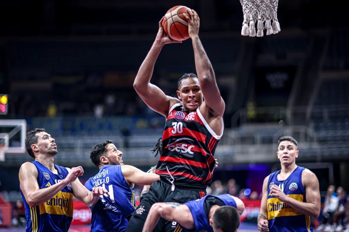 La final sintetizada en una imagen: en el Maracanãzinho, Flamengo fue demasiado para un Boca que quedó a las puertas de ser campeón de América.
