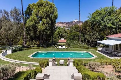 La finca de Angelina Jolie en Los Ángeles cuenta con una mansión estilo Beaux Arts, piscina y vistas a las colinas