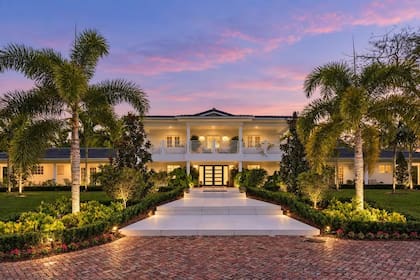La finca que perteneció a Juan Gabriel en Southwest Ranches, Florida, incluye una residencia principal de cinco dormitorios, una casa para invitados, dos piscinas y amplios jardines con árboles frutales