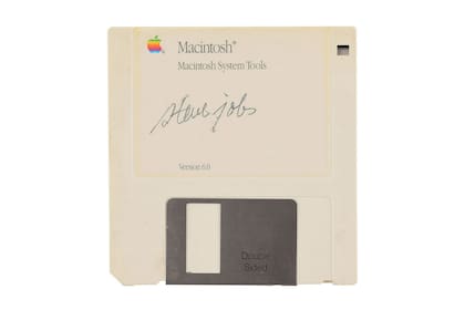 La firma, algo borrosa, se mantiene intacta en una unidad de almacenamiento de la Macintosh