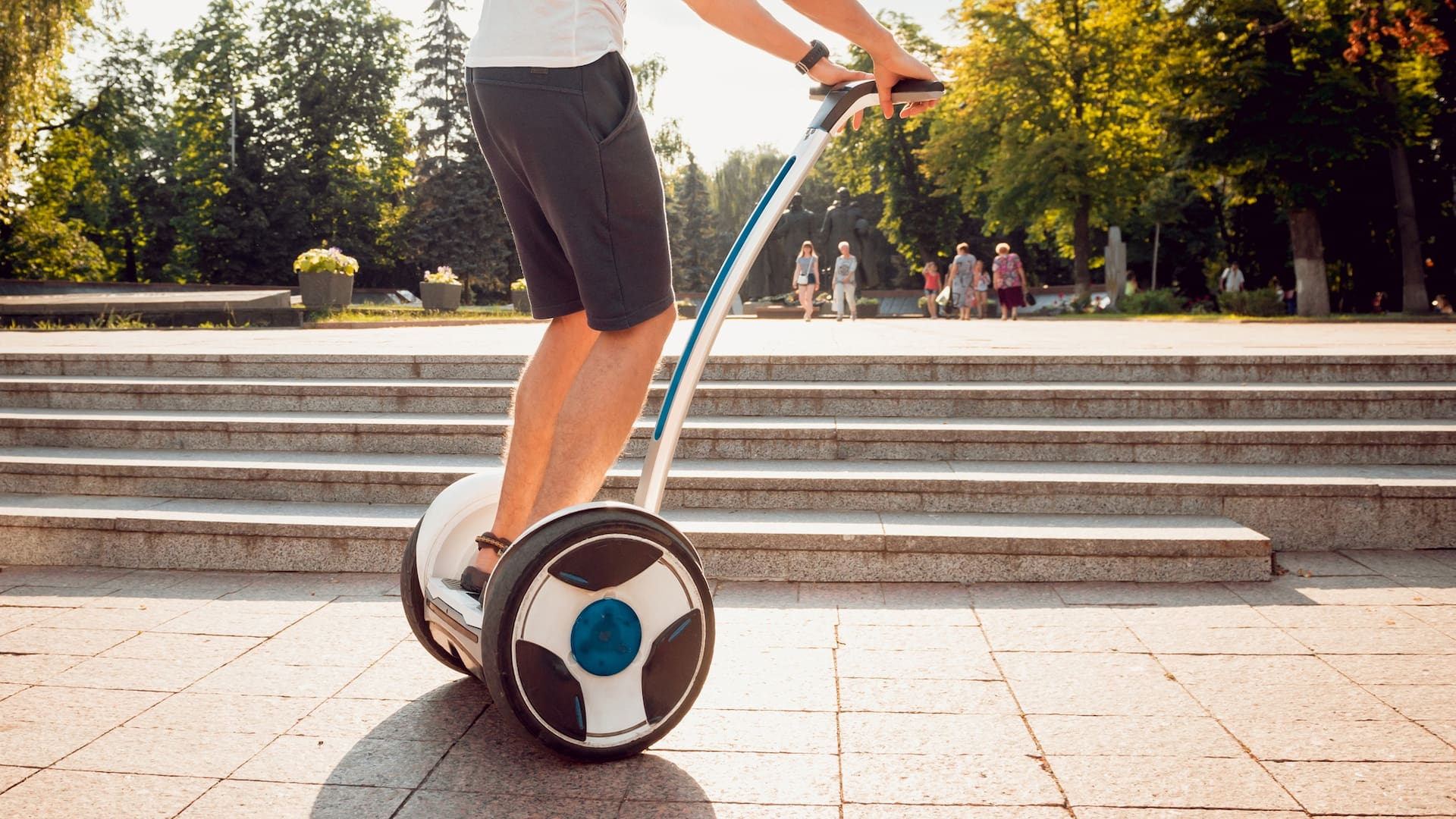 El Segway funciona con un motor eléctrico, no tiene freno y se desplaza a unos 20 kilómetros por hora.