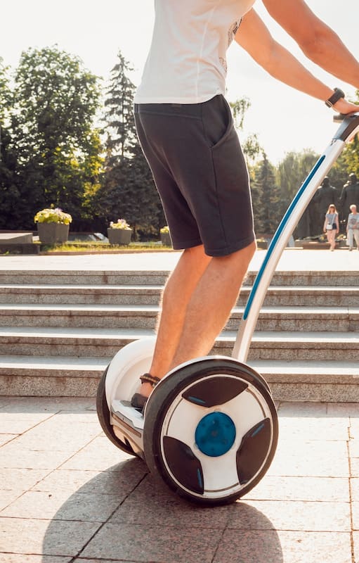 El Segway funciona con un motor eléctrico, no tiene freno y se desplaza a unos 20 kilómetros por hora.