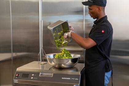 La firma Chipotle asegura que los precios de los insumos de sus platos, entre ellos el aguacate, aumentaron durante los últimos meses