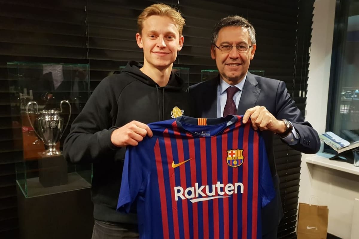 La firma de De Jong con el presidente de Barcelona