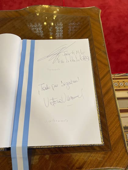 La firma de Javier Milei en el libro de actas
