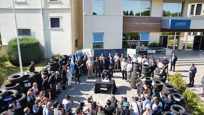 La firma de la cesión de 163 neumáticos nuevos, en la Aduana de Gualeguaychú