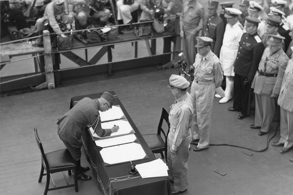 La firma de la rendición japonesa ante el comandante Douglas MacArthur, en el acorazado Missouri, el 2 septiembre de 1945
