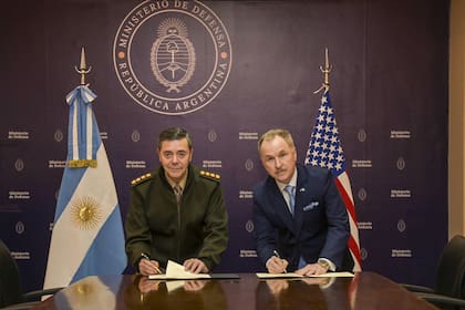 La firma de las cartas de intención entre el ministro Presti y el embajador Lamelas