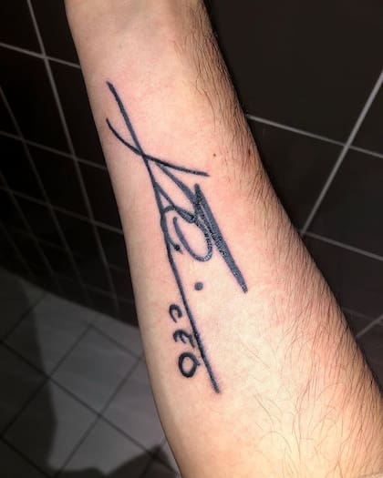 La firma de Leo Messi, en el brazo de Juan Polcan, el fanático argentino que acampó en la casa del capitán