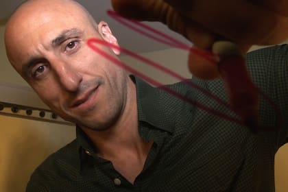 La firma de Manu al finalizar la charla en el Teatro Maipo