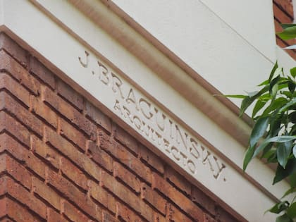 La firma del arquitecto ruso francés Braguinsky en la fachada; a pesar de que no podía firmar el plano por no tener su título homologado