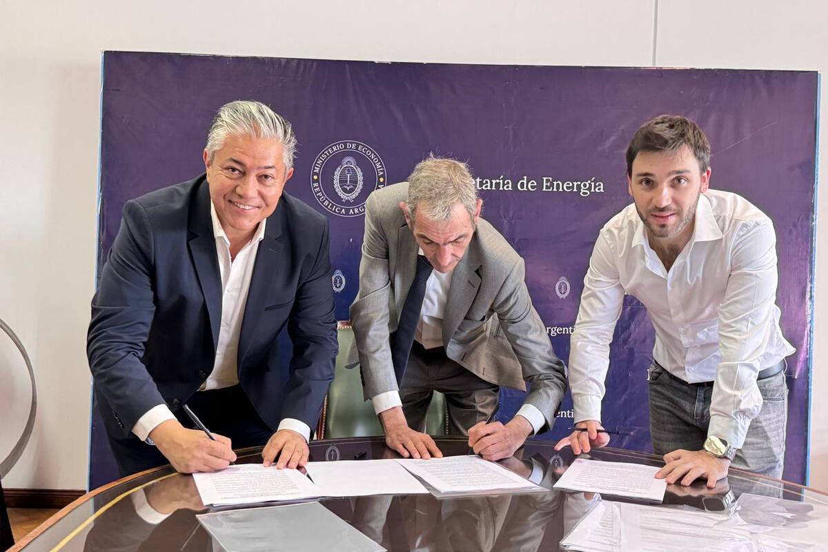 La firma del convenio, con los gobernadores Rolando Figueroa (Neuquén) e Ignacio Torres (Chubut) junto con el secretario de Energía, Eduardo Rodríguez Chirillo
