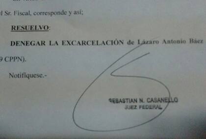 La firma del juez Casanello en el documento que rechaza la excarcelación de Báez