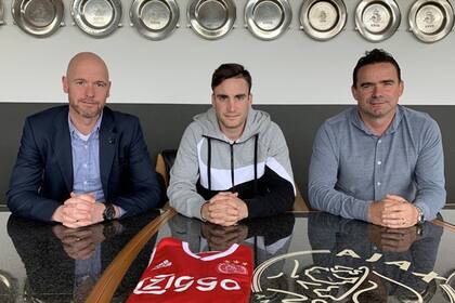 La firma del nuevo contrato de Tagliafico, al lado de los dirigentes de Ajax