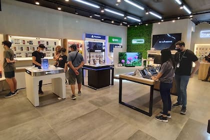 La firma, en su local del DOT Baires, venderá artículos con precios del año pasado