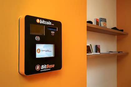 La firma española de cajeros BitBase desembarcó en la Argentina